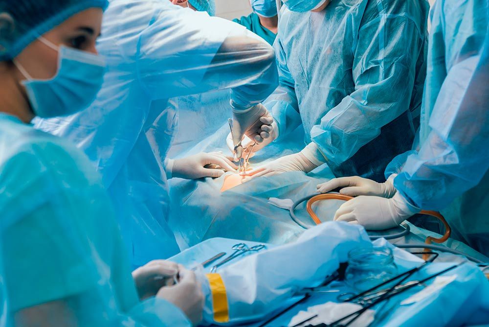Medicos realizando cirugía laparoscópica